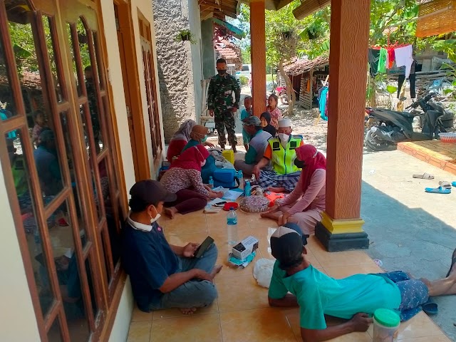 Cegah Penyebaran Covid 19 Babinsa Guntur Lakukan Pendataan Warga Untuk Vaksinasi