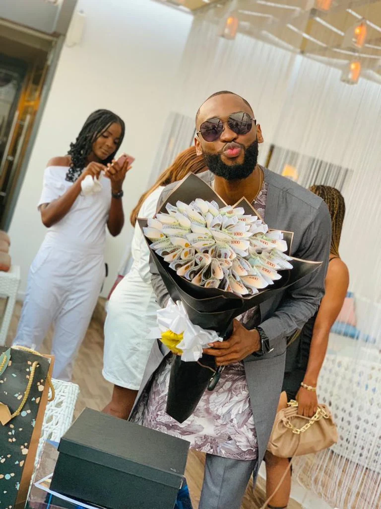 Fans showers Emmanuel with more gifts and hard currency (Photos)