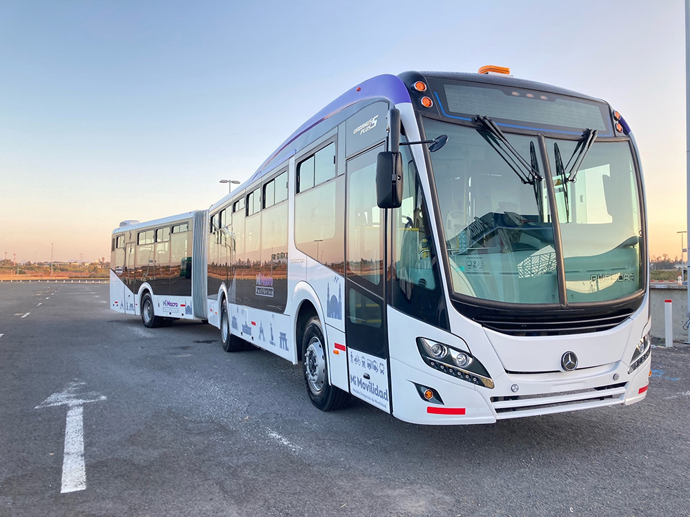 Mercedes-Benz entrega 37 ônibus articulados para novo sistema de transporte  BRT no México
