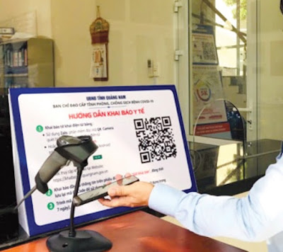 Sử dụng máy quét mã QR phòng chống dịch tại cơ quan hành chính công