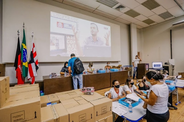 Cícero Lucena conclui entrega de Chromebooks para efetivos da Rede Municipal de Ensino