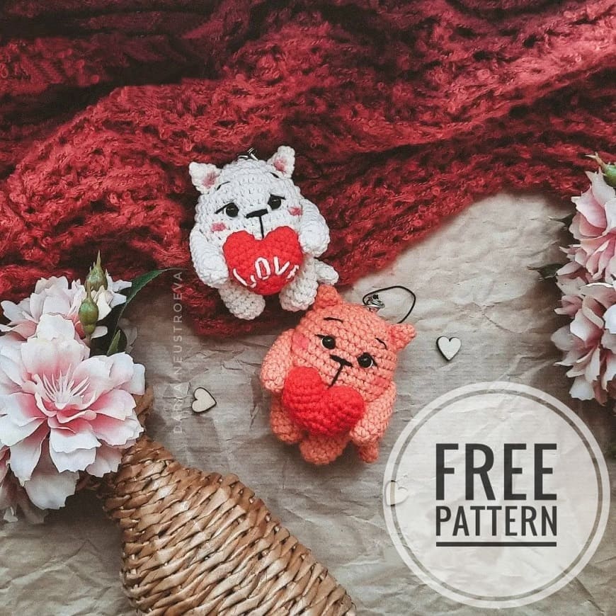 Amigurumi cat keychain with a heart