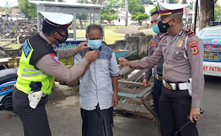 Selain Bagi Masker, Satlantas Polres Bantaeng Lakukan Pemantauan dan Ajak Warga Patuhi Prokes