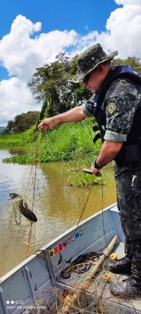 Policia Ambiental apreensão de materiais de pesca em período de Piracema em Iguape