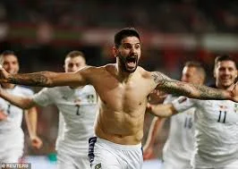 Mitrovic late strike sends Portugal to playoffs
