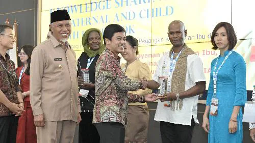 Sembilan Negara Menyigi Penerapan Buku KIA di Sumbar, Gubernur Mahyeldi: Kesehatan Ibu dan Anak adalah Prioritas