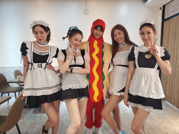 傅雅凡、花花（張嘉雲）、王心恬、李曉涵(左至右)，穿著女僕裝擔任一日「早餐店員工」