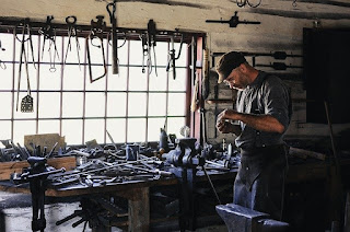 Artesano trabajando en su taller