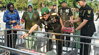 Jelang HUT Ke-77 Korem 043/Gatam Tahun 2024, Danrem 043/Gatam Pimpin Ziarah Rombongan Dan Kunjungi Anggota Yang Sedang Sakit