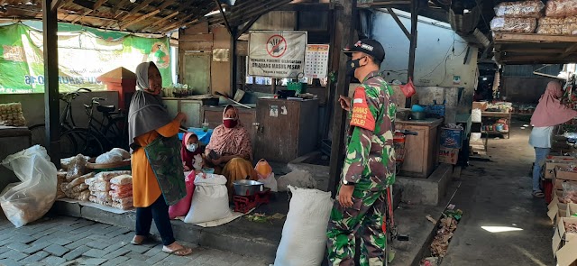 Sambangi Pasar Cuplik, Anggota Koramil 01 Sukoharjo ajak warga tetap waspada pandemi covid 19