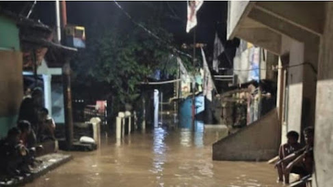 musim hujan rumah warga pajaten timur terendam air banjir 1 hingga mencapai 2 meter