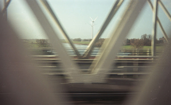 Foto vanuit een rijdende trein op de Westervoortsebrug