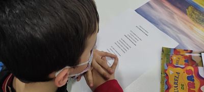 Niño de Talleres Cienlee, leyendo poesía de Sol Benítez, en la Biblioteca Pública Leer y soñar.