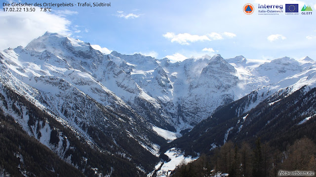 Evidenti pennacchi di neve testimoniano il vento tempestoso e, di conseguenza, il notevole trasporto eolico in montagna  (Foto: https://www.foto-webcam.eu/webcam/trafoi , 17.02.2022)