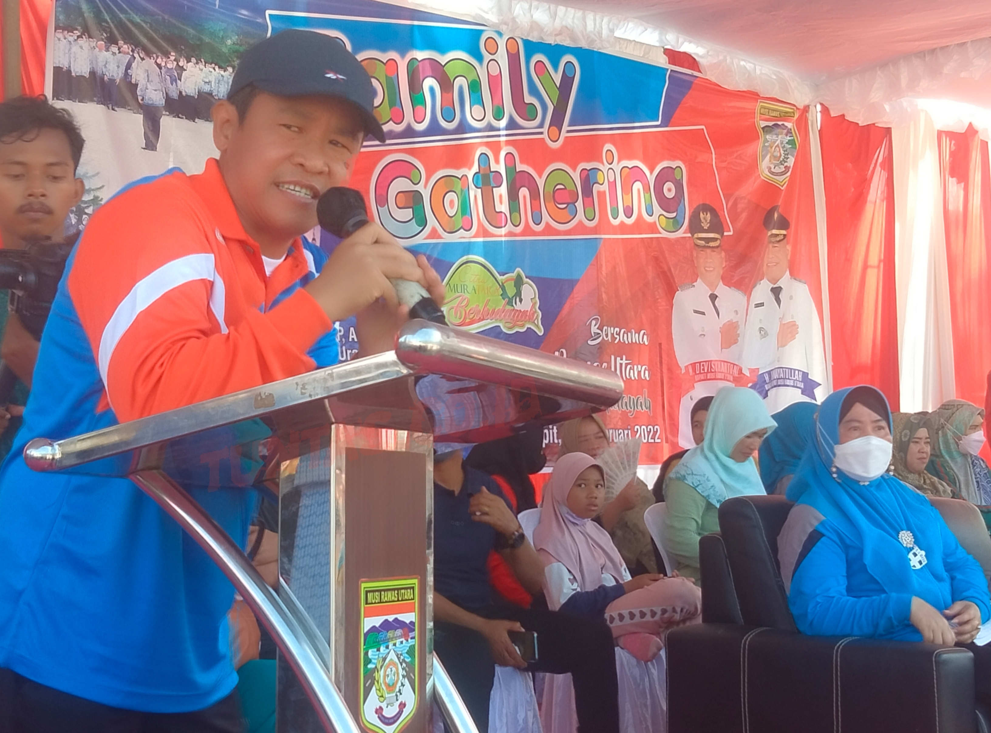 TUNTAS.CO.ID_MURATARA - Pemerintah Daerah Kabupaten Musi Rawas Utara (Muratara) melaksanakan pamily Gathering Government, sekaligus memperingati satu tahun kepemimpinan Bupati Devi Suhartoni dan Wakil Bupati A Inayatullah. dihalaman kantor Bupati, Sabtu (26/2/22).    Berbagai stand didirikan oleh organisasi perangkat daerah (OPD), Mulai dari senam sehat yang diikuti instansi dan masyarakat umum, Pelayanan pembuatan KTP-KK oleh Disdukcapil, program KB gratis oleh BKKBN, Vaksinasi oleh RSUD, donor darah oleh PMI, bagi-bagi hadiah oleh Diskominfo dan bantuan Kursi roda dari Dinas Sosial.