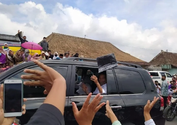 Jokowi Kembali Lempar-lempar Kaos Saat Berkunjung ke Temanggung