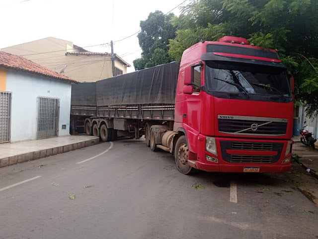 Motorista não consegue fazer manobra em rua apertada e carreta fica presa interditando a via em Barreiras