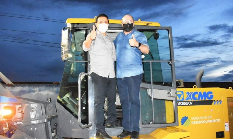 Hildo Rocha viabiliza máquina que ajudará Rigo Teles fazer estradas em Barra do Corda