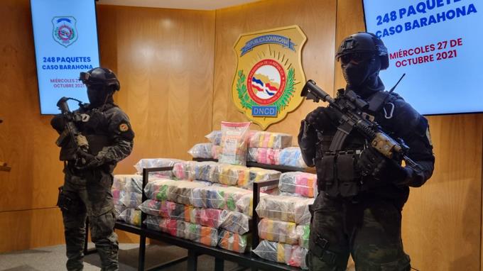 SANTO DOMINGO.- La Dirección Nacional de Control de Drogas (DNCD) ocupó 248 paquetes de cocaína en las costas de Barahona  El alijo, procedente de Sudamérica, fue traída en una lancha cuyos ocupantes dejaron abandonada tras percatarse de que eran perseguidos por las autoridades.  Las autoridades dijeron haber activado la búsqueda de varias personas vinculadas al caso.  La droga fue llevada al Instituto Nacional de Ciencias Forenses para determinar su tipo y peso.