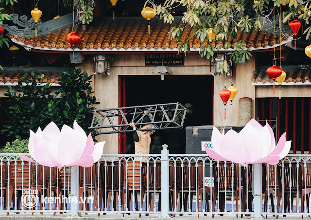 Hiện tại các công nhân đang chuẩn bị hoàn thành những khâu cuối cùng cho việc thả hoa đăng tại kênh Nhiêu Lộc – Thị Nghè