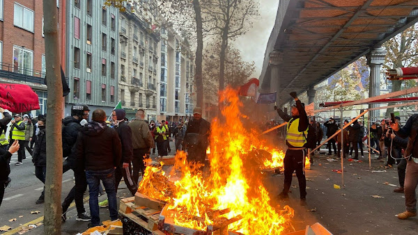 [VIDEOS] Trois ans des Gilets jaunes: affrontements et gaz lacrymogènes à Paris 