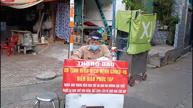 Anh Lê Công Toại trực chốt bảo vệ vùng xanh. (Ảnh: HĐ)