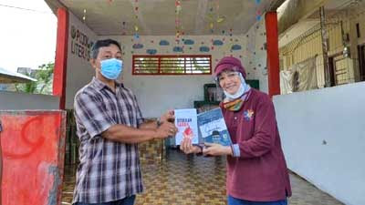 Rima Semiarti Serahkan Buku