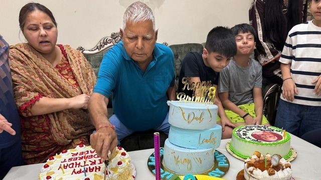 लालू यादव के जन्मदिन पर समर्थकों का जश्न, पटना की सड़कों पर बैंड-बाजा और नोटों की बारिश