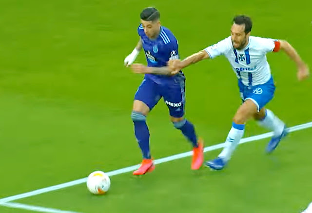 Sergio León se escapa de Carlos Ruiz para servir en bandeja a Gonzalo Plata el segundo gol pucelano. C. D. TENERIFE 1 REAL VALLADOLID C. F. 4 Sábado 05/03/2022, 18:15 horas. Campeonato de Liga de 2ª División, jornada 30. Santa Cruz de Tenerife, estadio Heliodoro Rodríguez López: 18.587 espectadores.