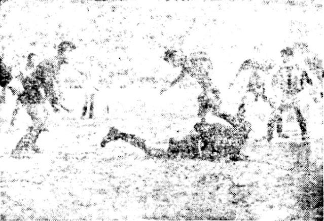 Saso en tierra y Matito cubriendo la portería, pero no pueden impedir el gol de la Real. REAL SOCIEDAD DE FÚTBOL DE SAN SEBASTIÁN 3 REAL VALLADOLID DEPORTIVO 1 Domingo 13/01/1952. Campeonato de Liga de 1ª División, jornada 18. San Sebastián, Guipúzcoa, estadio de Atocha.