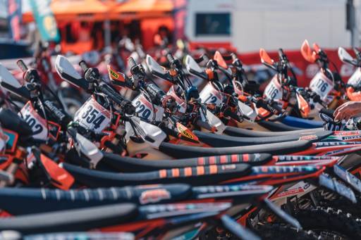 The final round of the KTM Enduro Trophy in 2021 was held in Bibione . Almost 200 participants. Information and results In the race organized by the Moto Club BB1, a first lap was scheduled on Saturday afternoon and another two the following day. In the race in Bibione , the best times were obtained by Tommaso Montanari, an exceptional guest in the Top Class and Italian Motorally Champion, who won the Overall Ranking by winning a voucher valid for a week's holiday in Veneto. In the various classes they won: Lorenzo De Biasi in 125; Lorenzo Peli in 250 2T; Fabio Moroder in 300 2T; Alessandro De Vecchi in 250 4T; Denny Muttoni in 450 4T; Luca Zoccolan in Veteran; Martina Beltrandi in the Women; Marco Iob in the Bicilindriche; Pierluigi Ghislandi in Iron; Giancarlo Lenzotti in Super Iron; Mario Zanetti in Revival; Eugenio Sala in Vintage. In addition, in the team rankings there was success among the Clubs for the Off-Road Berghem - Motoclub Chieve and among the Dealers for the Corti Motorsport of Albavilla (CO).  Moving on to the general rankings of the season, no trophy was awarded in view of this test. The titles were won by: Lorenzo De Biasi in 125; Lorenzo Peli in 250 2T; Alessandro De Vecchi in 250 4T; Alessandro Radice Over 300; Carlo Tagliani in 250 4T; Martina Beltrandi in the Women; Alessandro Esposito in Top Class; Lorenzo De Biasi among the Under 18s; Carlo Tagliani in Over 40; Luca Puccianti in Over 45; Alessandro Vaccari among the Veterans; Pierluigi Ghislandi in Iron; Giacarlo Lenzotti in Super Iron; Andrea Rastrelli in Vintage; Mario Zanetti in the Revival; Gianluigi Simonelli in Freeride; Marco Iob among the Bicilindrici. So in the Moto Club Teams ranking Offroad Berghem Chieve triumphed, while in those of the Dealership Teams Corti Motorsport. On Saturday evening an enduro country race was held in the Arena Cross Beach with the riders engaged on the beach and in heats of 20 starters, on a slightly shortened track compared to the special stage of the day. The final heat, won by Luca Milani, was anticipated by the Champions Race. A non-competitive event in which the experts Giovanni Sala, Arnaldo Nicoli, Stefan Simpson and Peter Bergvall took part.
