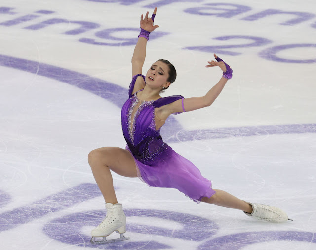 Kamila Valieva patina usando um vestido lilás