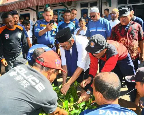 Sembelih Hewan Kurban Dinas Damkar, Wako Hendri Septa Puji Semangat Berkurban Warga Padang