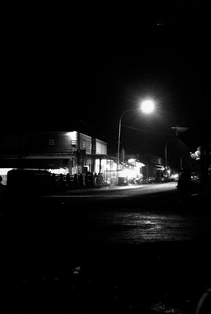 Suasana Perempatan Jalan di Songgom, Brebes.