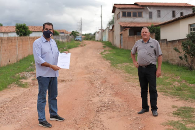 Prefeito de Piatã assina ordem de serviço  para  pavimentação de ruas  no distrito de Inúbia