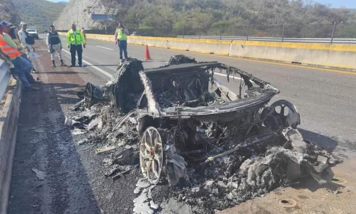 Se incendia un Lamborghini en la Autopista del Sol, cerca del puente Mezcala