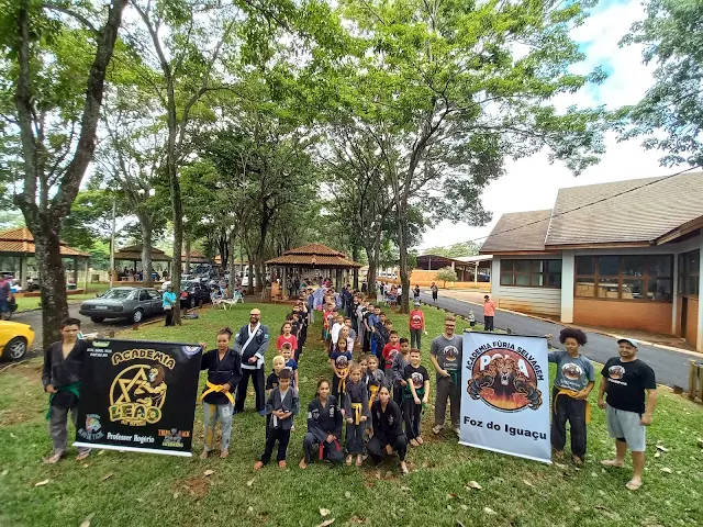 Nesse domingo, 13 de março, foi o dia de vitórias. Verdadeiros campeões. Estudantes/Atletas fazendo o seu melhor e trazendo assim só alegrias para a sua família, para o projeto e o bairro Cidade Nova que entra cada vez no mapa de grandes escolas de artes marciais, além de ser um seleiro de talentos.  O torneio dessa vez foi o Campeonato Internacional em Santa Helena. Trazendo assim 50 medalhas entre-as 1º, 2º e o 3º lugares. Academia Fúria Selvagem, com sua delegação está transformando e fazendo a diferença no Estado. "Fazendo a diferença no crescimento e desenvolvimento das crianças e adolescentes, e meu sinceros parabéns aos pais que foram dar apoio aos seus filhos!"  diz professora Pola.  Mais informações vocês encontram na página da Ac. Fúria Selvagem — Cidade Nova