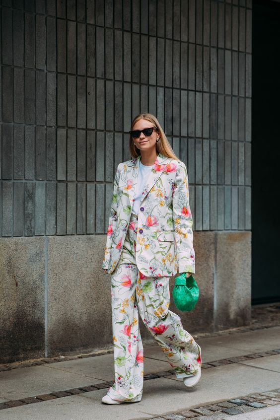 COLOURFUL SUIT TREND