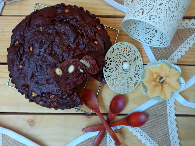 Galleta gigante de aceite de oliva y chocolate con nueces, almendras y avellanas Mega cookie, maxi, healthy, desayuno, merienda, postre. Con Horno. Cuca