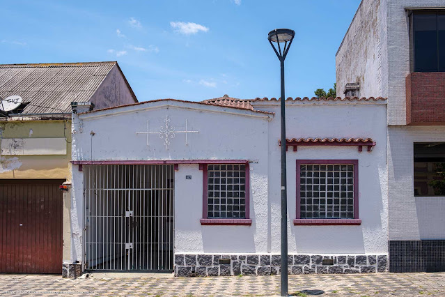 Casa na Av. Iguaçi com ornamento de ferro na fachada