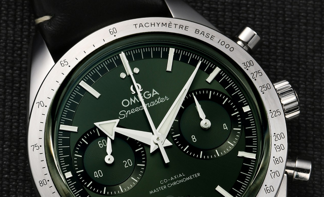 Examen de la réplique de l'Omega Speedmaster 57 cadran vert sur bracelet acier