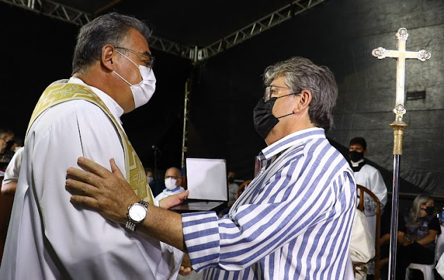 João Azevêdo recebe homenagem na Festa da Penha pelas ações adotadas na pandemia