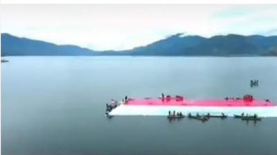MAHAGAPA Didukung TNI/Polri Sukses Bentangkan Bendera Raksasa Di Danau Laut Tawar
