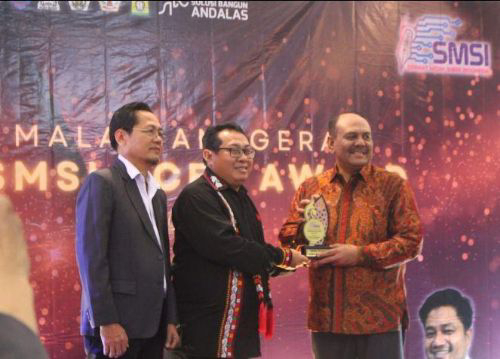 Anggota DPRA Ali Basrah dan Sekda Aceh  Bustami Hamzah Menerima Anugerah SMSI Award