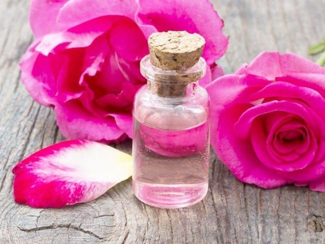 7 استخدامات مختلفة لماء الورد للبشرة والشعر