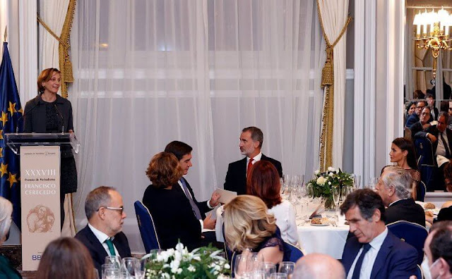Queen Letizia wore a satin crepe evening gown with macrame and fringe detailing from Hugo Boss. American journalist Anne Applebaum