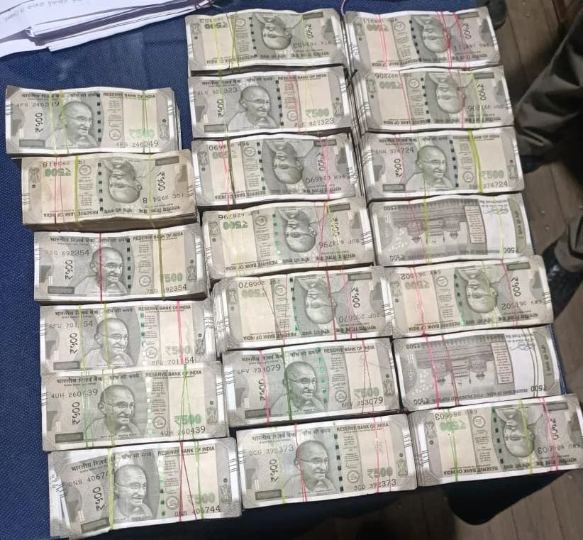 വളാഞ്ചേരിയിൽ വൻ കുഴൽപണ വേട്ട; 48 ലക്ഷം രൂപയുടെ കുഴൽപണം പിടികൂടി | Big money laundering in Valancherry; Rs 48 lakh cash seized