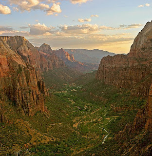 https://commons.wikimedia.org/wiki/File:Zion_angels_landing_view.jpg