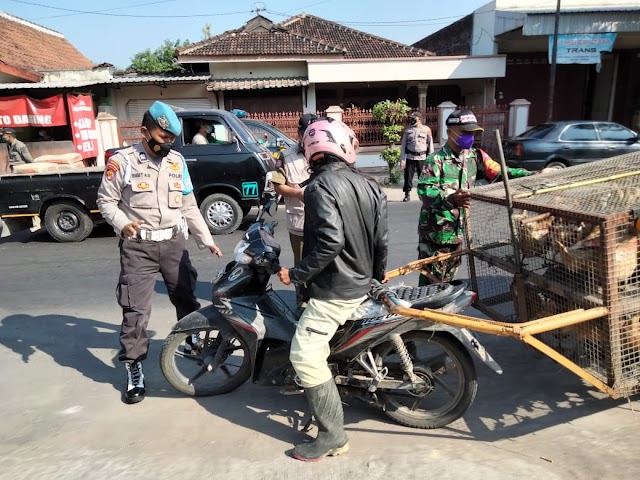 Anggota Koramil 10 Mojolaban bersama Tim Gugus Tugas laksanakan Operasi Masker dari Desa hingga Swalayan
