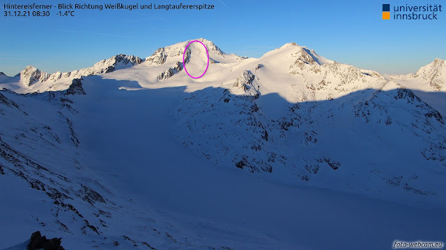 Eingekreist ist eine große spontane Schneebrettlawine, die auf einer am Gletschereis befindlichen Schwachschicht abgegangen ist. Weißkugel.
